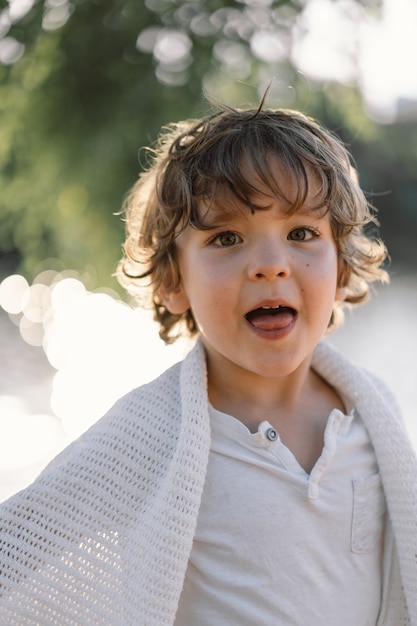 Retrato de un niño lindo jugando en la naturaleza