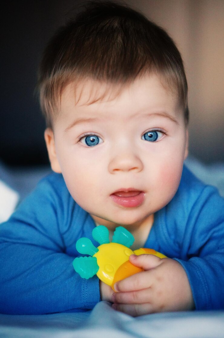 Foto retrato de un niño lindo con un juguete