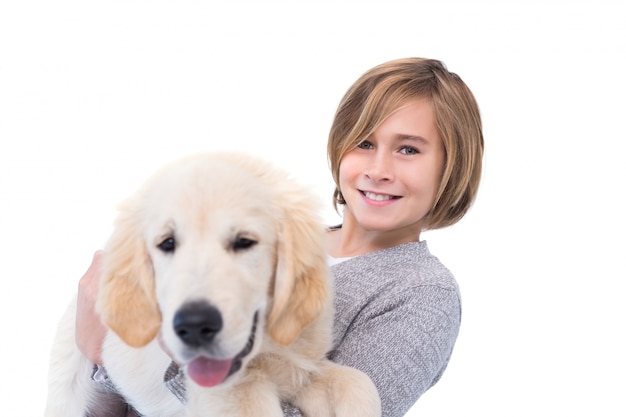 Retrato de niño lindo llevando a su perro