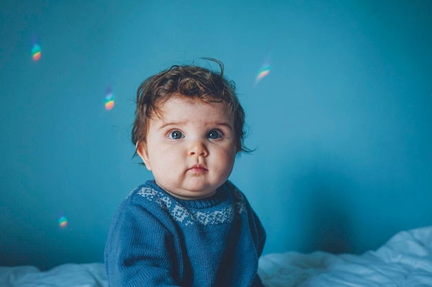 Foto retrato de un niño lindo mirando hacia otro lado