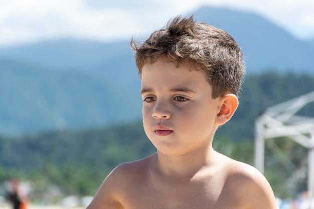 Retrato de niño lindo mirando a otro lado