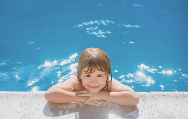 Retrato de un niño lindo niño cara de niños caucásicos Niño divertido en piscina Actividades de verano para niños