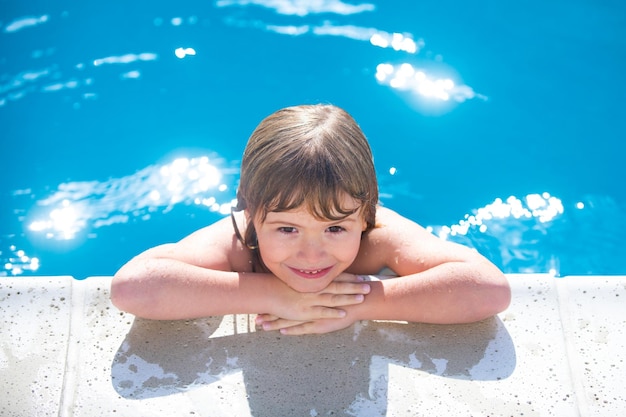 Retrato de un niño lindo niño en la piscina de cerca los niños caucásicos se enfrentan a las actividades de verano de los niños