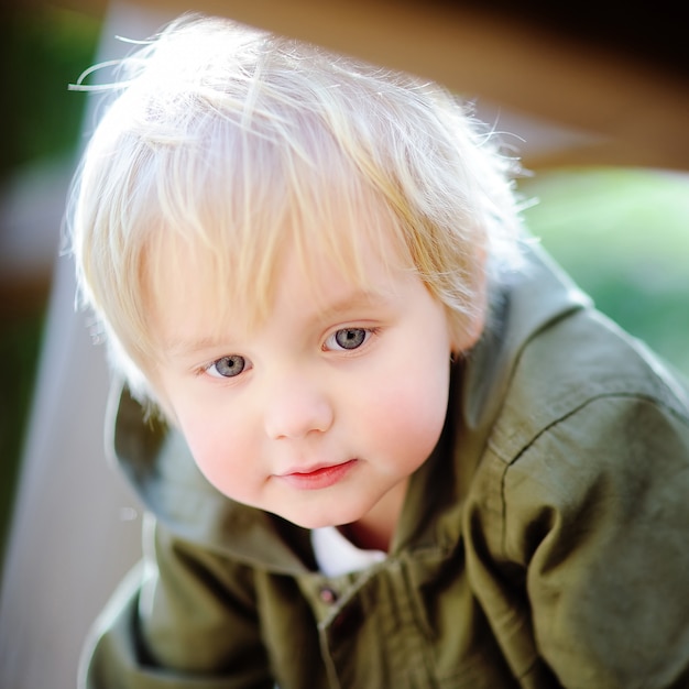 Retrato de niño lindo en el patio