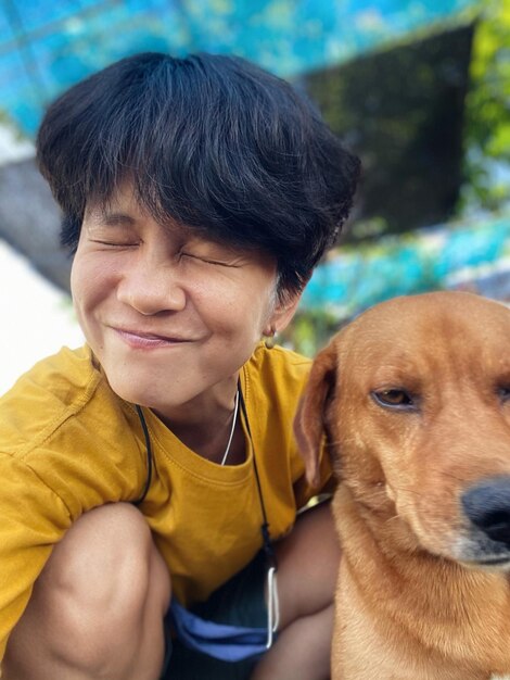 Foto retrato de un niño lindo con un perro