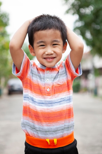 Foto retrato de un niño lindo de pie al aire libre