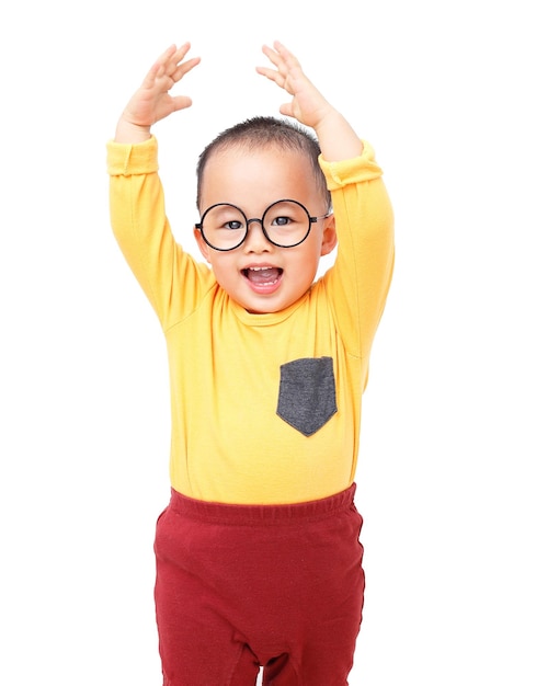 Foto retrato de un niño lindo de pie contra un fondo blanco