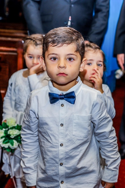 Foto retrato de un niño lindo de pie frente a los niños