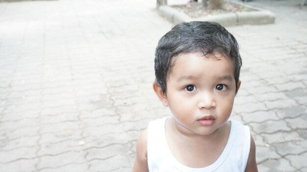 Retrato de un niño lindo en el sendero