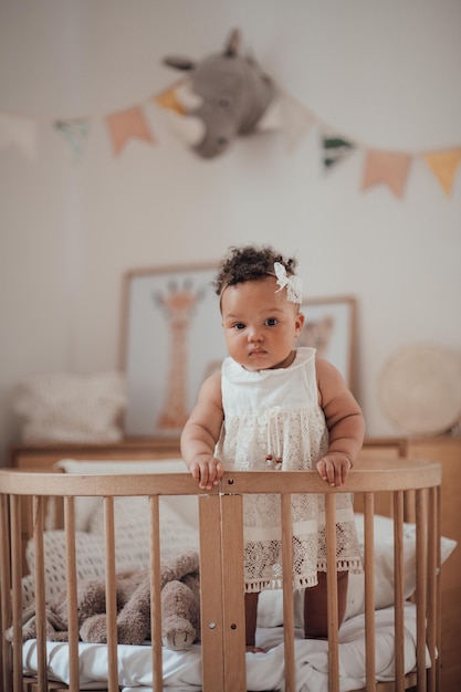 Retrato de un niño lindo sentado en una silla en casa