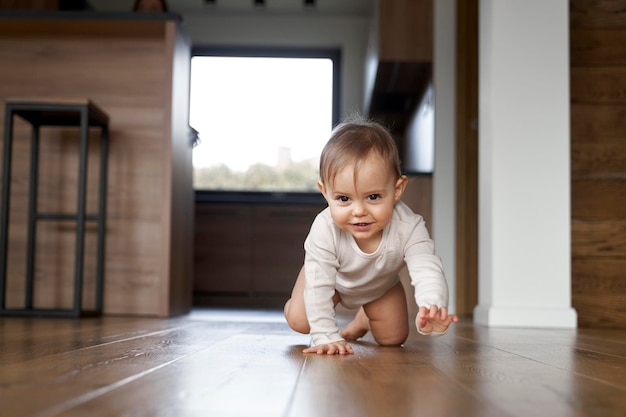 Foto retrato de un niño lindo sentado en el suelo en casa