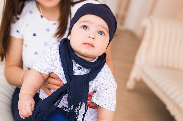 Retrato de niño lindo con sombrero azul.