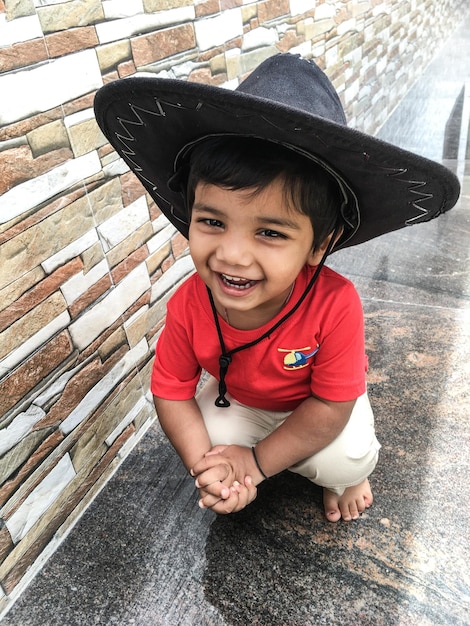 Foto retrato de un niño lindo con sombrero