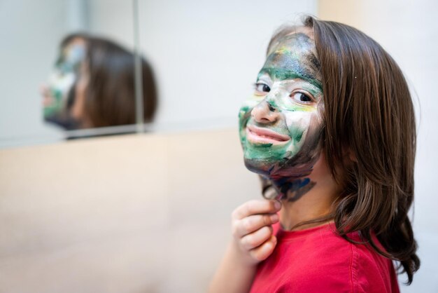 Retrato de niño lindo sonriendo con la cara pintada. foto de alta calidad