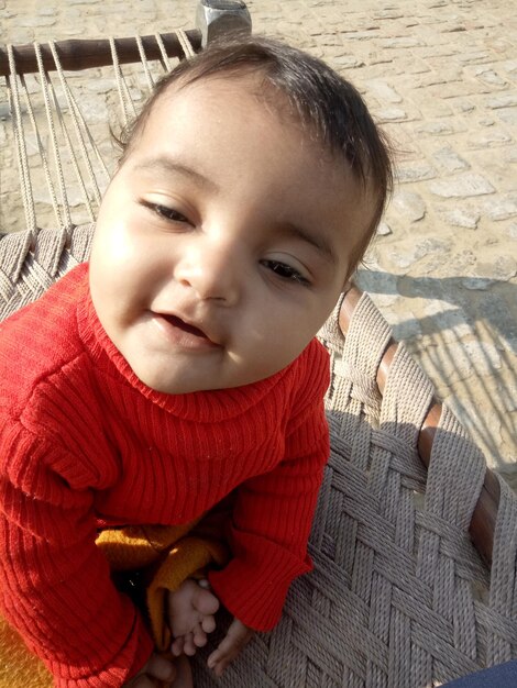 Foto retrato de un niño lindo sonriendo