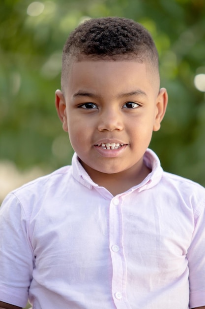 Foto retrato de un niño lindo sonriendo