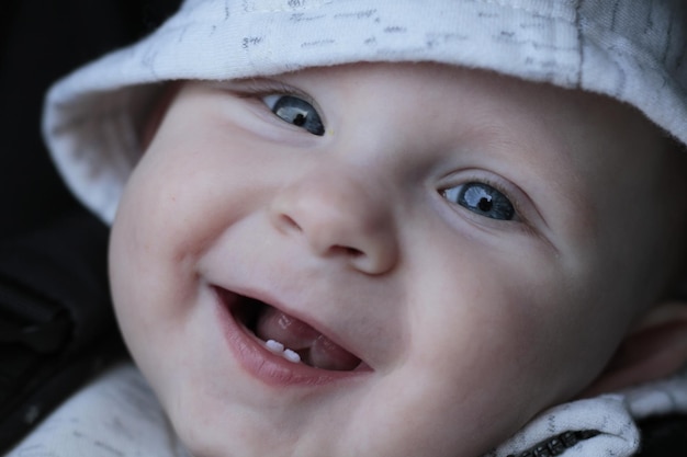 Foto retrato de un niño lindo y sonriente