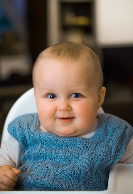 Foto retrato de un niño lindo y sonriente