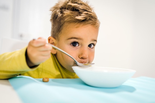 Retrato de un niño lindo sosteniendo un helado