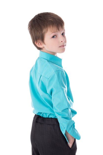 Retrato de niño lindo en traje de negocios aislado sobre fondo blanco.