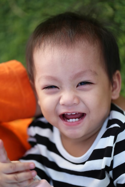 Foto retrato de un niño lindo