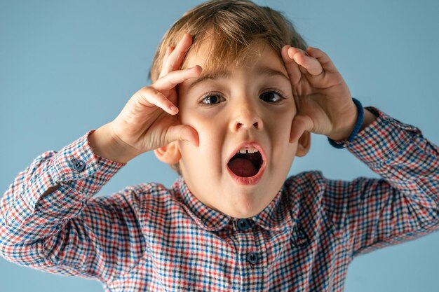 Foto retrato de un niño lindo