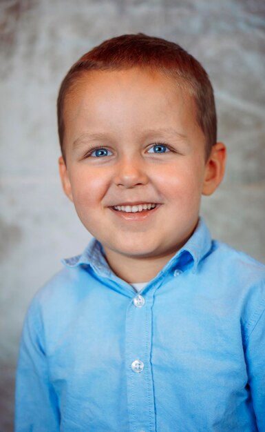 Foto retrato de un niño lindo