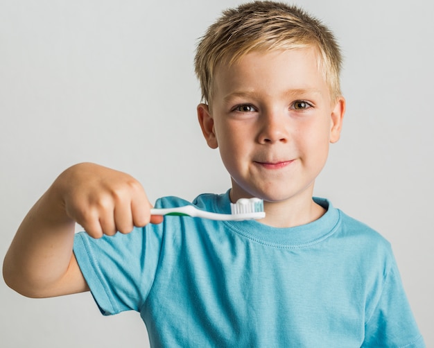Retrato de niño listo para cepillarse los dientes