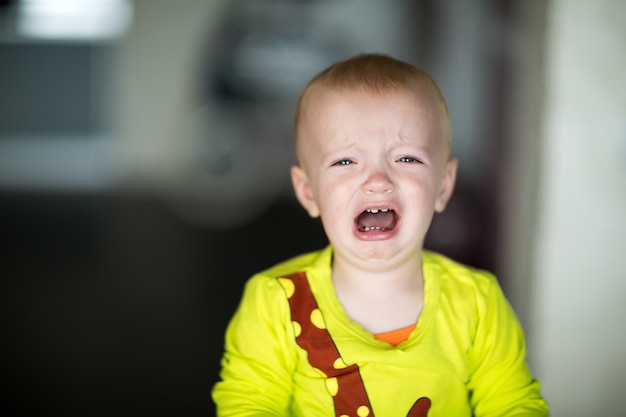 Retrato de niño llorando niño