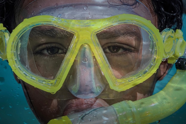 Retrato de un niño con una máscara de buceo