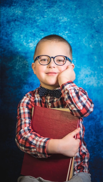 Foto retrato de un niño con una máscara