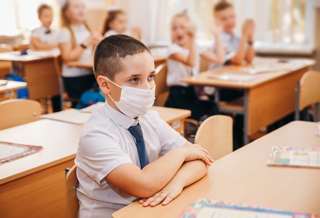 Retrato de niño con mascarilla durante el coronavirus en la escuela