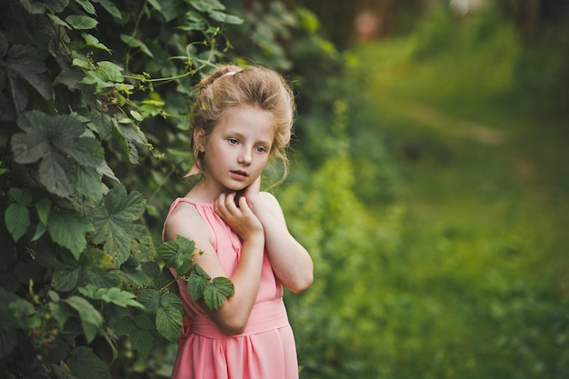 Un retrato de niño en medio de un jardín florecido 6661