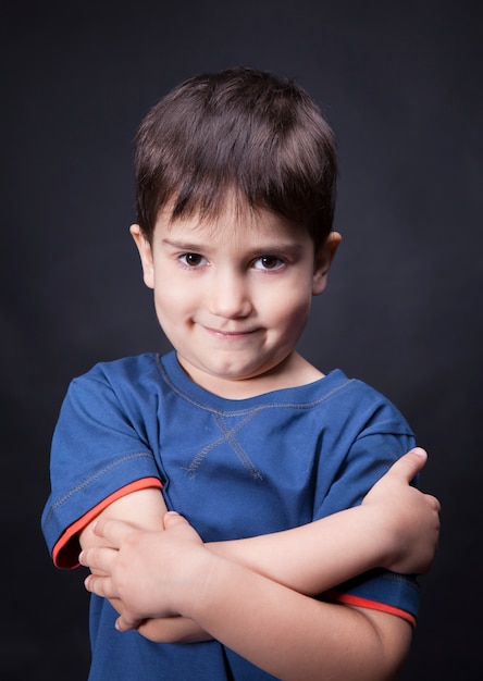 Retrato de un niño con una mirada escéptica