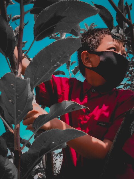 Foto retrato de un niño mirando a la cámara