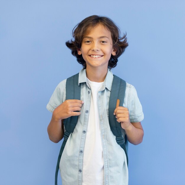 Retrato de niño con mochila