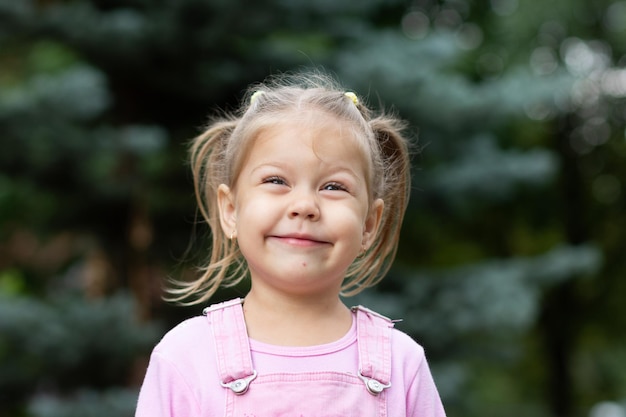 Retrato de niño muy feliz en el parque de verano