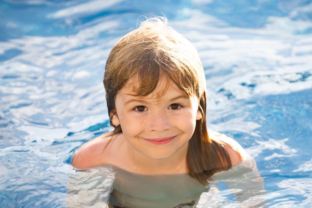 Retrato de niño nadando en el mar Niño riendo en el agua de las olas en el mar Cara divertida de los niños