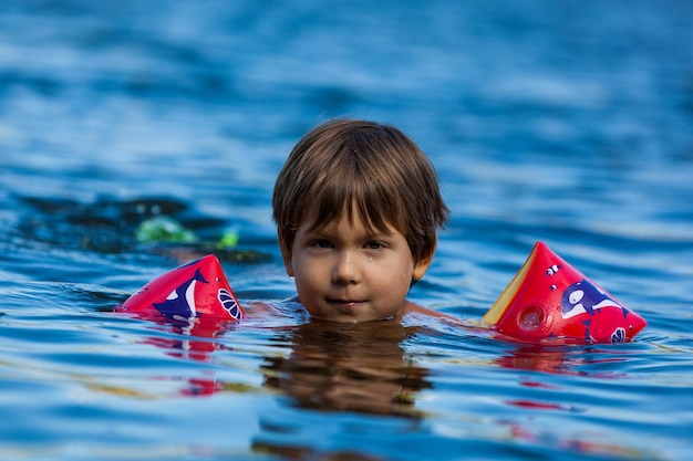 Retrato de un niño nadando en el mar