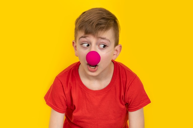 Retrato de un niño con nariz de payaso