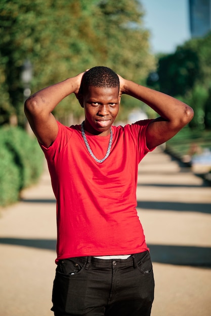 Retrato de un niño negro en la ciudad - retrato de concepto