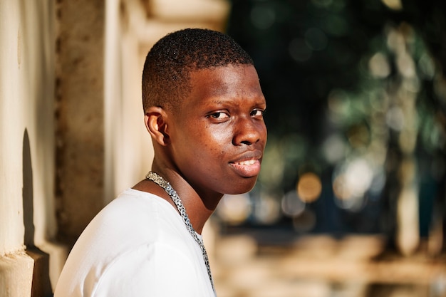 Retrato de un niño negro en la ciudad - retrato de concepto