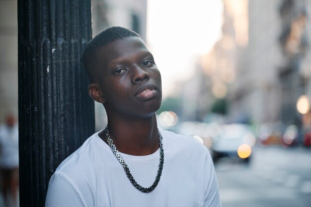 Retrato de un niño negro en la ciudad - retrato de concepto