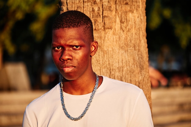 Retrato de un niño negro en la ciudad - retrato de concepto