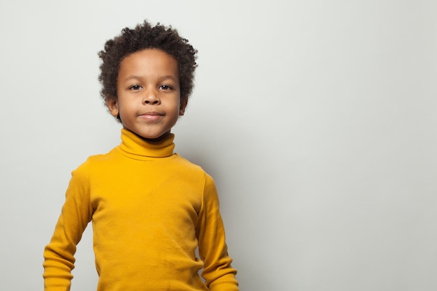 Retrato de un niño negro inteligente sobre un fondo blanco