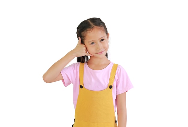 Retrato de niño niña asiática haciendo gesto de teléfono aislado sobre fondo blanco. Llámame señal