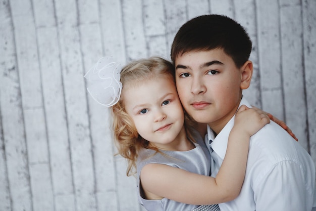 Retrato de un niño y una niña. Hermano y hermana menor.