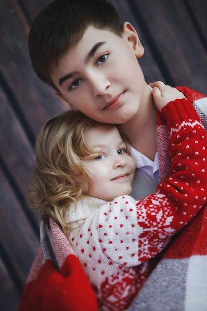 Retrato de un niño y una niña. Hermano y hermana menor.