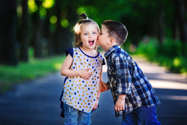 Foto retrato de niño y niña en un parque