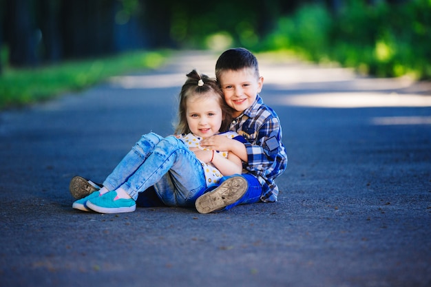 Retrato de niño y niña en un parque